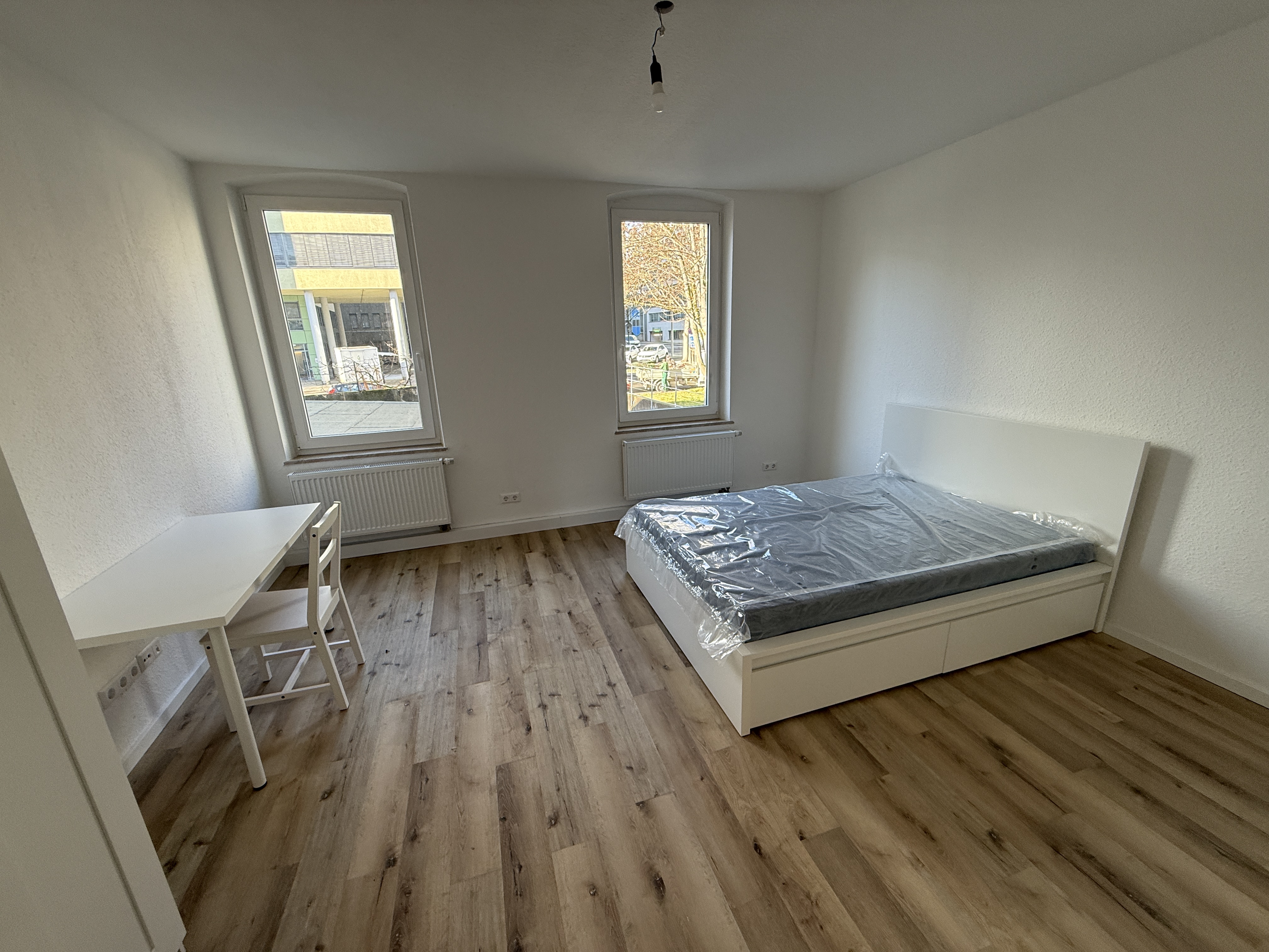 Großes Zimmer mit zwei Fenstern zur Straße