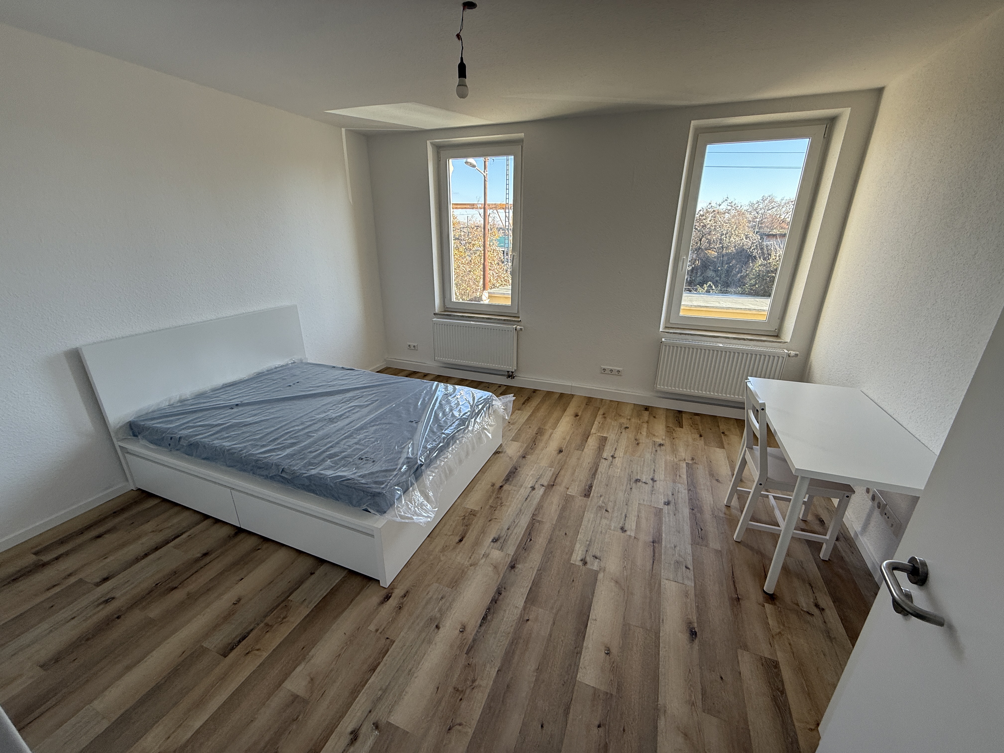 Großes, sonniges Zimmer mit zwei Fenstern