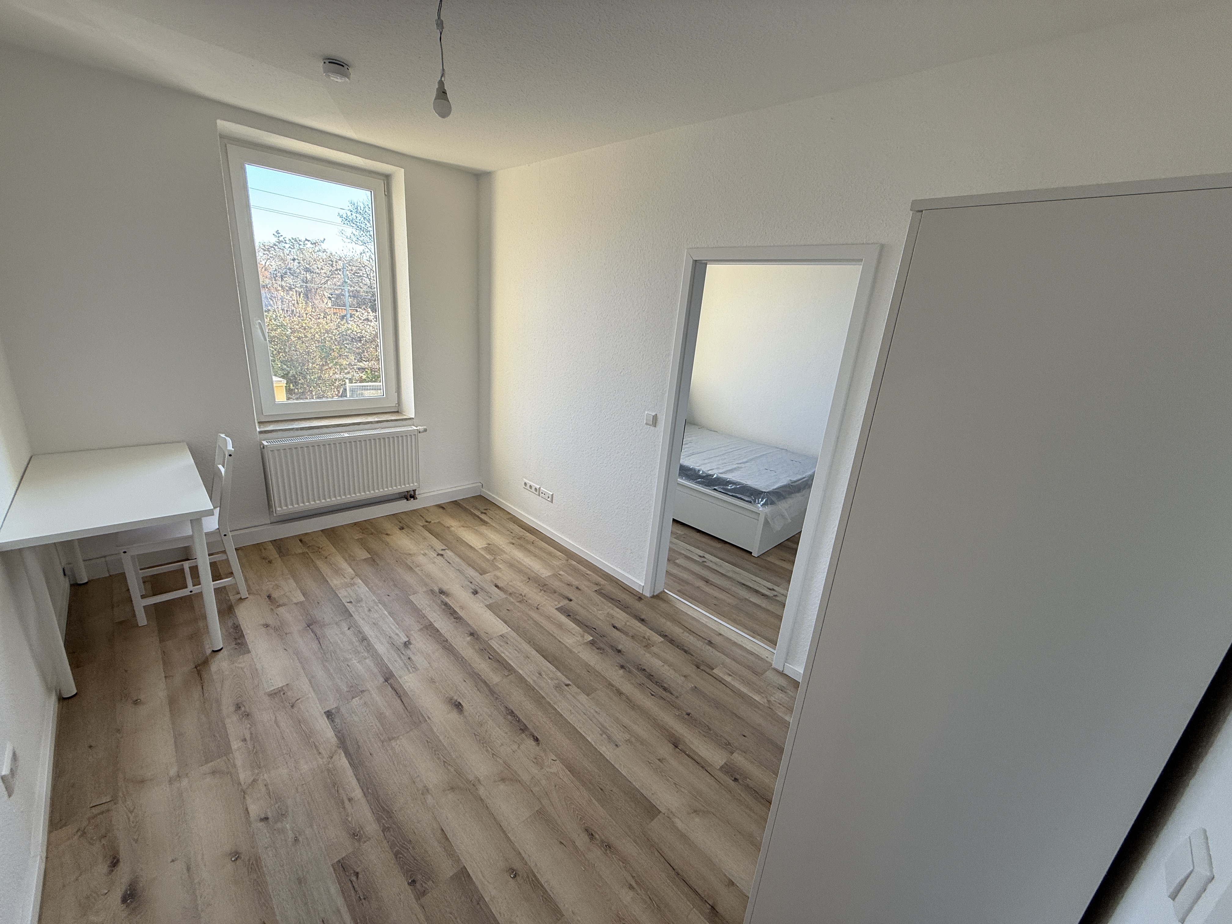 Zimmer mit Durchgang zum Nebenzimmer
