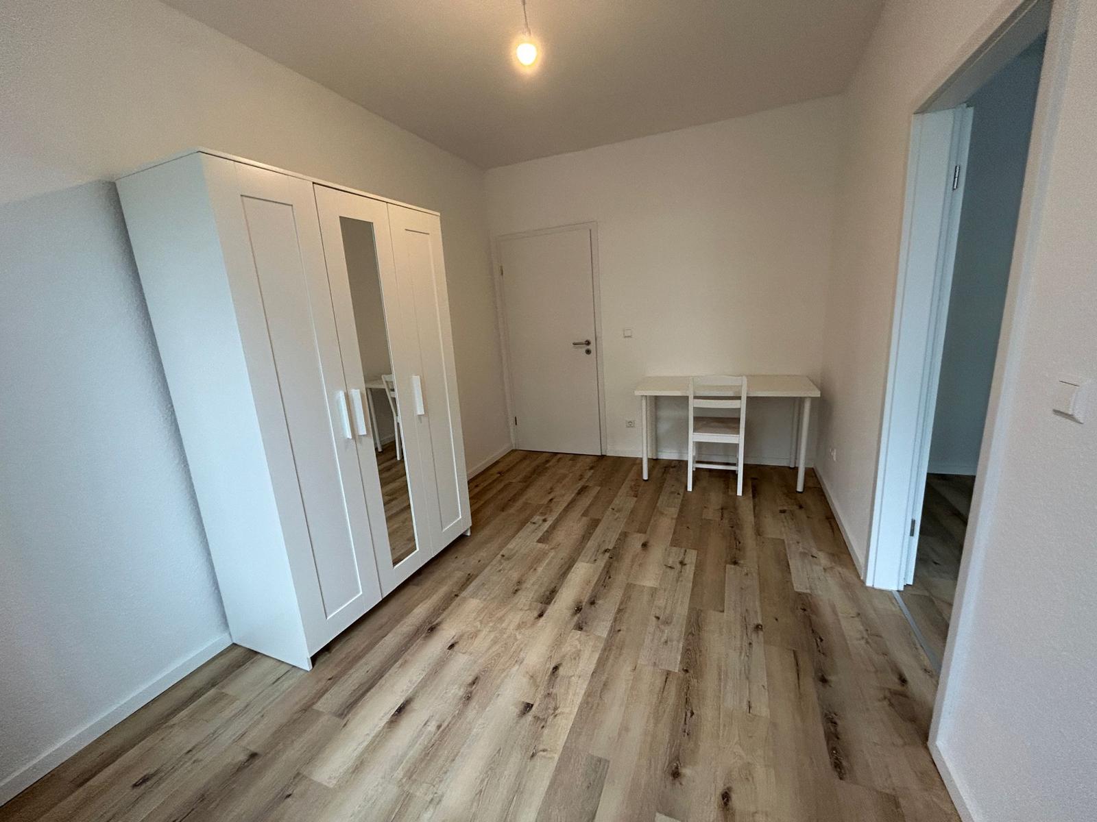 Möbliertes Zimmer mit Kleiderschrank