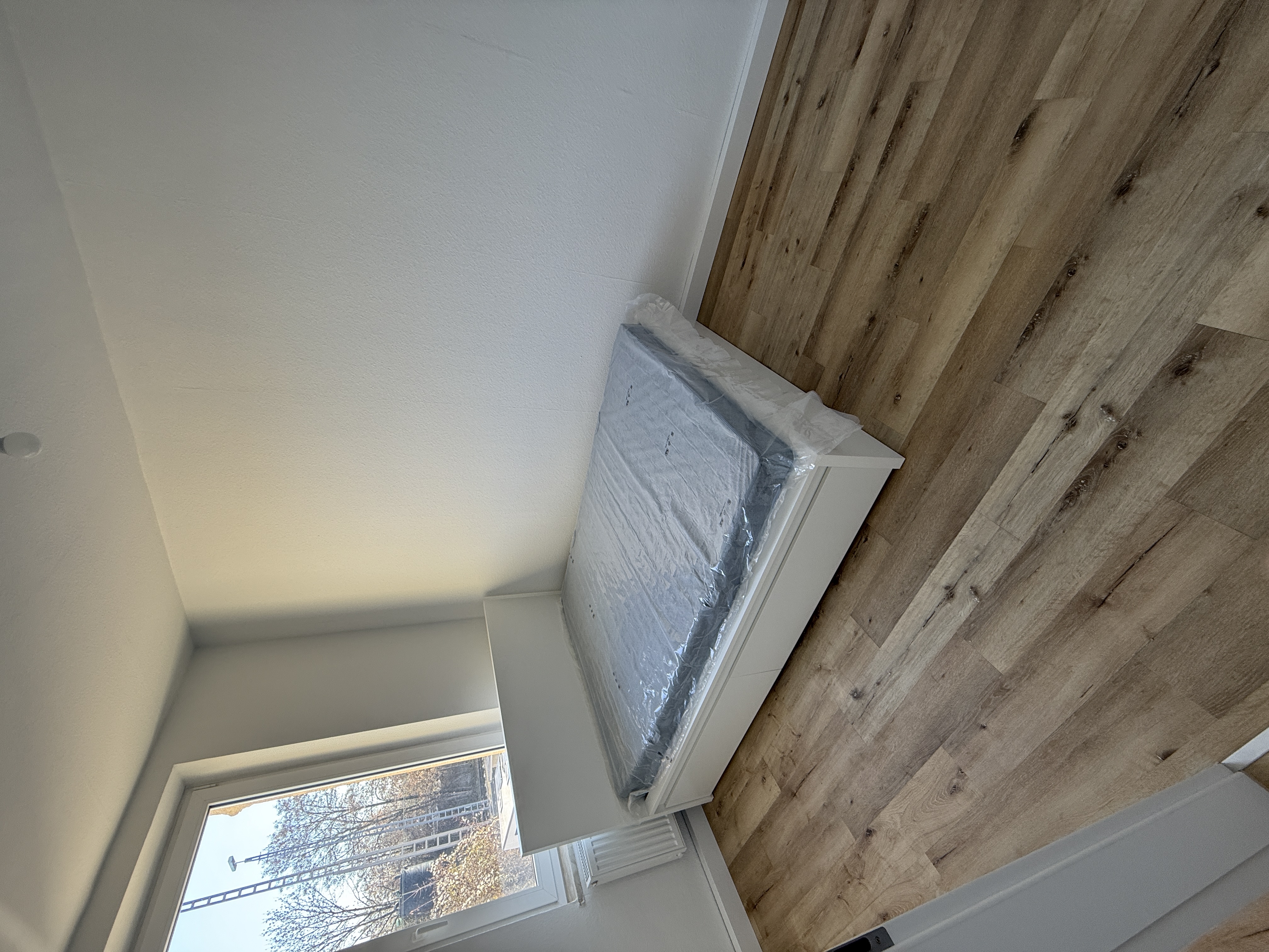 Kompaktes Zimmer mit Bett