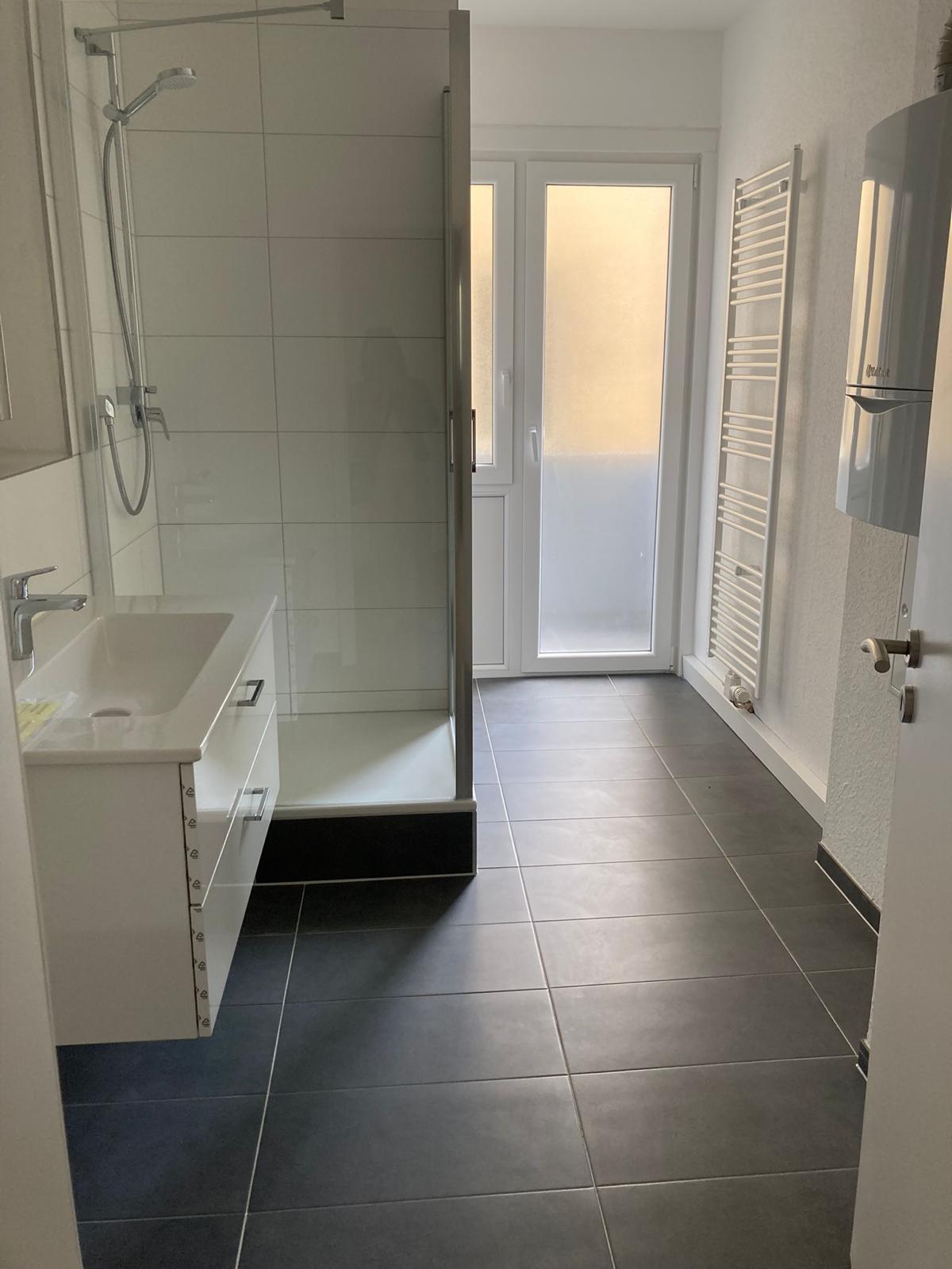 Bad mit Dusche und Balkontür