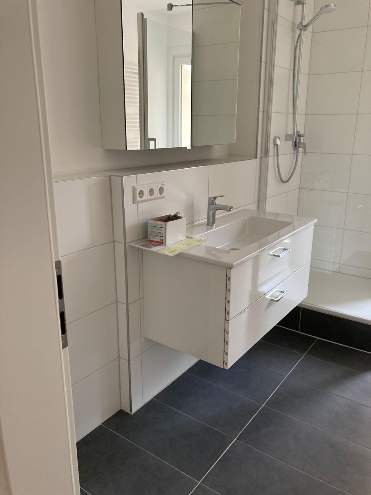 Waschtisch mit Spiegelschrank