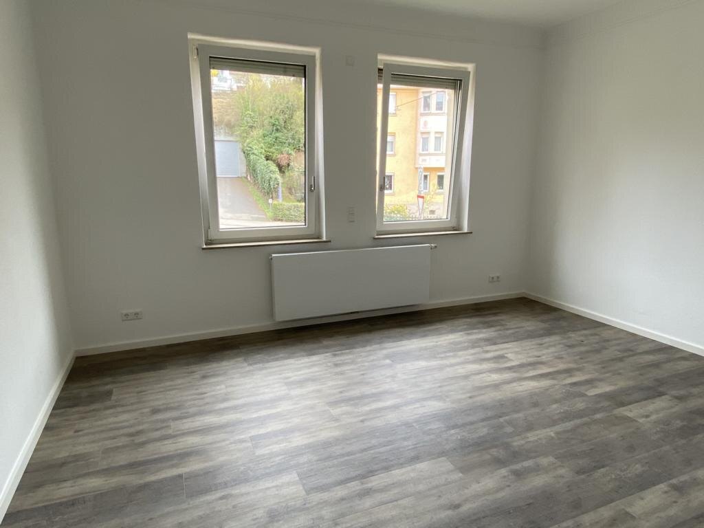 Zimmer mit zwei Fenstern