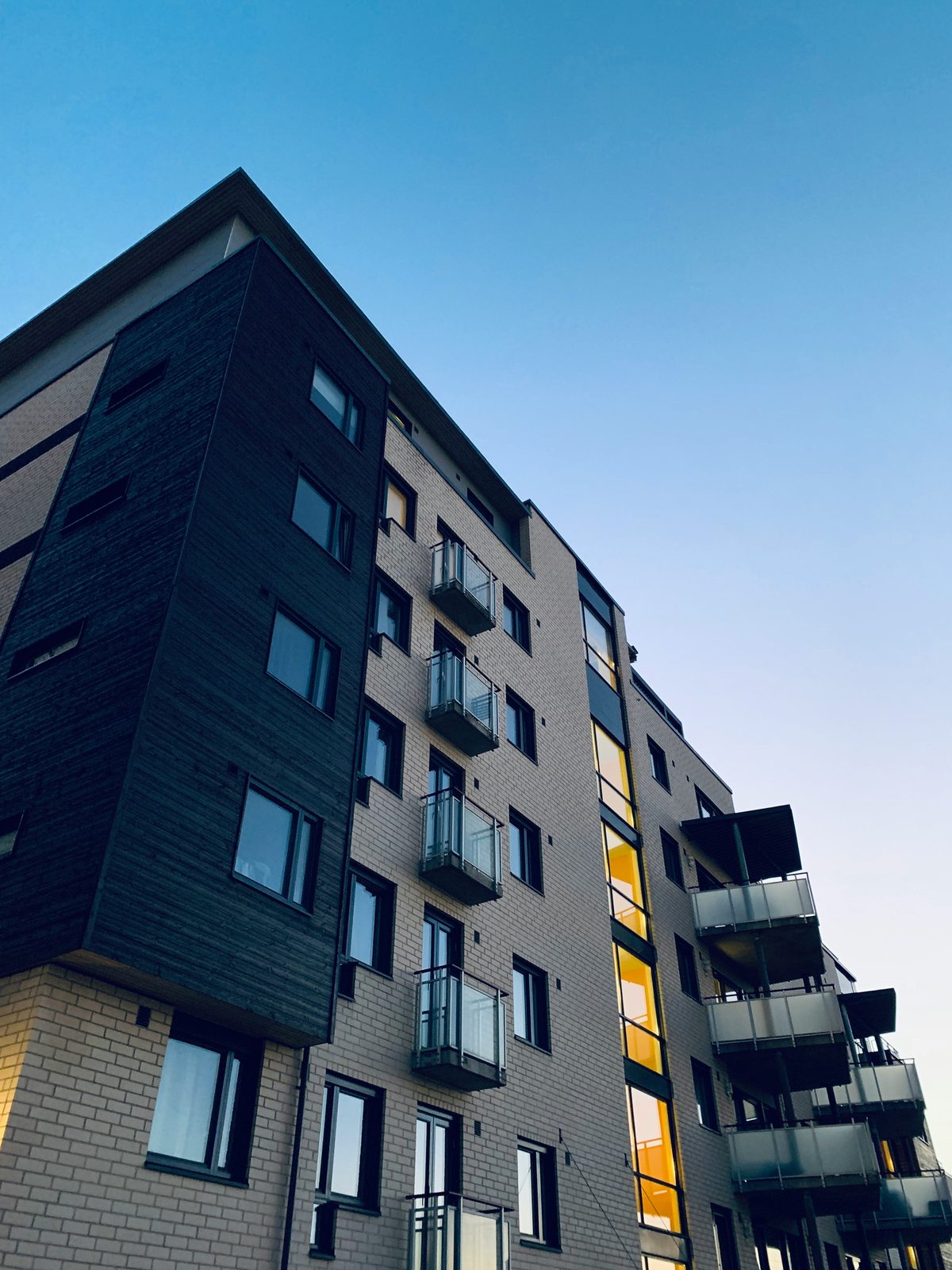 Moderne Wohnimmobilie in der Abenddämmerung